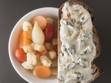 Légumes racines acidulés, tartine de béchamel Saint-Agur et noix