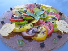 Carpaccio de tomates anciennes au pesto, tapenade et tuiles au parmesan