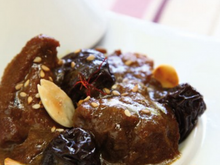 Tajine d'agneau aux pruneaux agrémenté de sésame et amandes grillées