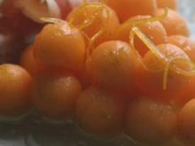 Grappe de melon saphir marinée au miel et au citron vert, copeaux de Jambon de Bayonne