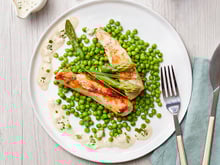 Filets de lapin sautés aux herbes, asperges et petits pois