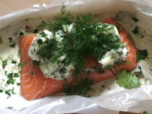 Papillote de saumon au citron confit et coriandre fraîche avec raïta d'épinard frais au cumin