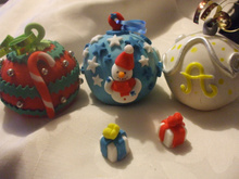 Boules de Noël à base de cake, fromage frais et pâte d'amande