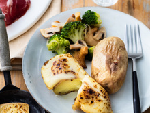 Raclette au Saint-Nectaire et poêlée de légumes épicée