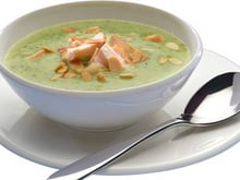 Soupe de courgettes au poulet fumé et amandes