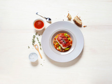 Cabillaud  en croûte  de chorizo  et haricots  à la tomate