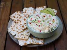 Riche en saveurs et rapide à préparer, ces rillettes au crabe, chèvre frais et citron vert seront parfaites à servir pour l’apéro