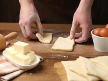Sans lactose : par quoi remplacer le beurre pour faire une pâte feuilletée ou un gâteau ?