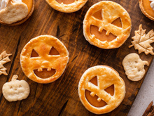 Comment faire des mini tourtes à la citrouille Jack o’lantern pour un apéritif d’Halloween ?