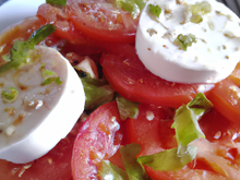 Salade de tomate au surimi et mozzarella