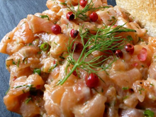 Tartare de saumon aux baies roses