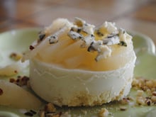 Bavarois roquefort papillon poire, miel et noisettes