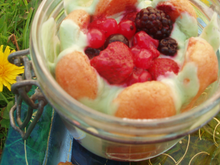 Trio gourmand vert : bocaux de charlotte aux fruits rouges et à la pistache