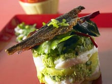 Echafaudée de cabillaud, pommes de terre et petits pois à la moutarde forte et son cevice au Tabasco®