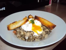 Salade tiède de lentilles et saumon fumé, œuf poché et vinaigrette citronnée