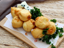 Cromesquis au Roquefort, poire et raisins secs