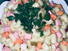 Salade de pâtes multicolores, surimi et knacki