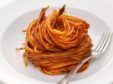 Spaghetti all’assassina : la recette italienne étonnante qui transforme des pâtes brûlées en un véritable délice
