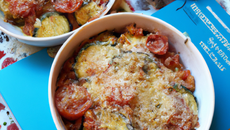 Crumble de courgettes et tomates au parmesan
