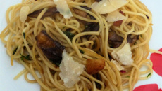Spaghettis aux cèpes en persillade, ail rôti et parmesan