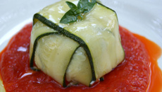 Charlotte de courgettes au chèvre frais, coulis de poivrons