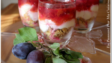 Compote de quetsches et mousse au mascarpone sur émietté de galettes bretonnes