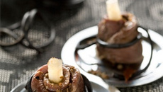 Piques apéritives de canard à la poire flambé au Martini.