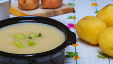Velouté de pommes de terre et poireaux épicé