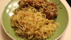 Poulet à la thaï et nouilles asiatiques