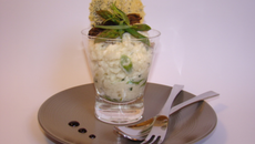 Verrine de risotto aux asperges vertes, morilles et estragon, tuile de parmesan et pavot
