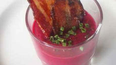 Betteraves au kiri et croquant de lard