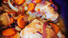 Chapon au chou rouge, oignon et carottes, cuit au four