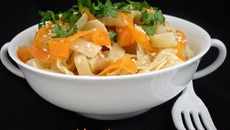 Nouilles sautées aux carottes et sésame