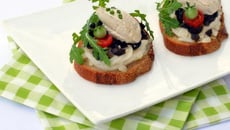 Tartines oignons, olives et thon