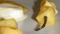 Banane et ananas vanillé, glace vanille et coulis de mangue