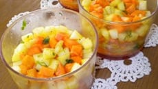 Lit de carottes et de pommes accompagnees de sa vinaigrette au miel et au curry