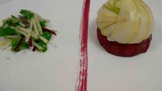 Comme un gâteau de lieu jaune, savarin quinoa et betterave, salade fraîche croquante et coulis betterave soja