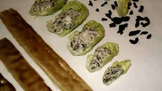 Feuilles de sucrine, crème de fromage de chèvre aux olives noires balsamique réduit