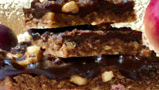 Carré croustillant en chocolat, biscuit spéculoos et sa compotée de fruits secs