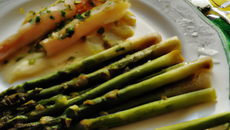 Asperges vertes françaises et coquillages en marinière