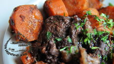 Daube de taureau oignons carottes persil mijoté au cognac et Vaqueyras