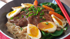 Ramen bœuf comme une omelette, petits légumes verts et bœuf au gingembre