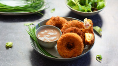 Donuts croustillants au poulet et au fromage