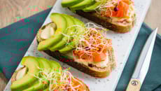 Bruschetta Saint-Marcellin, saumon et avocat
