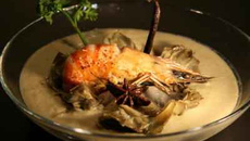 Soupe blanche d'artichauts et d'aubergines, à la vanille et à la badiane.