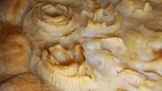 Tarte aux fleurs de pommes et caramels mous