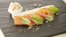 Saumon de Norvège fumé, asperges blanches en vinaigrette mimosa