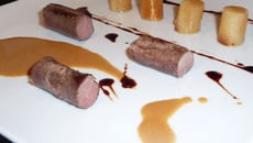 Cylindres de canard & poire pochée, sauce Roquefort façon Dukkah