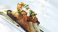 Tendrons de veau de lait et aubergines confites, chutney de tomate en aigre doux persillé et Boquerones