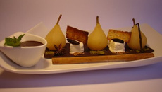 Petites poires pochées aux épices, yaourt glacé fève Tonka, tuile citron pavot et sauce chocolat Irisch Cream
